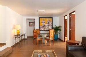 a living room with a table and chairs at Pasaje Las Rosas in Cuernavaca