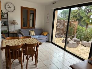 a living room with a table and a couch at Maisonette paisible à La Roque-Gageac in La Roque-Gageac