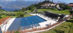 an overhead view of a swimming pool at a resort at 3MÙZEN apartments in Tremosine Sul Garda