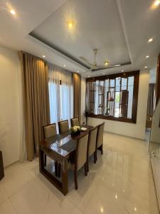 a dining room with a wooden table and chairs at Ferien Villa in Kalutara +15 photos