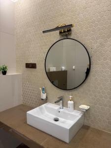 a bathroom with a white sink and a mirror at Ferien Villa in Kalutara