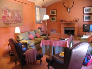 salon z kanapą i stołem w obiekcie Casa rural Las Tejoneras w mieście El Castillo de las Guardas