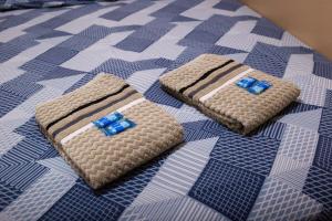 two towels sitting on top of a bed at Residencial Villa Container in Campinas