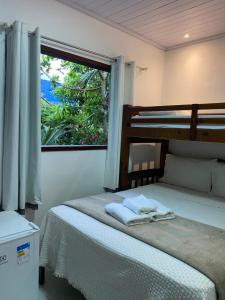 a bedroom with a bunk bed with a window at LEGATUM POUSADA - Próx a BR 101 e Partage Shopping in Campos dos Goytacazes