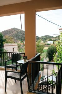 a patio with a table and chairs on a balcony at Γκαρσονιέρα δίπλα στη θάλασσα. in Kómi
