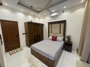 a bedroom with a bed and a wooden cabinet at Ferien Villa in Kalutara