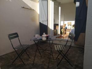two chairs and a table in a room at Villa la Roseraie chambre avec sdb privée in Montpellier +11 photos
