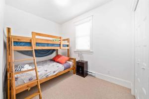 ein Schlafzimmer mit einem Etagenbett und einer Leiter in der Unterkunft 40 Meadow View in Cherry Valley