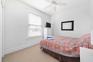 ein Schlafzimmer mit Bett und Deckenventilator in der Unterkunft 40 Meadow View in Cherry Valley