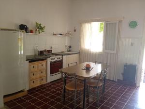 a kitchen with a table and chairs and a stove at Quinta Estrella in San Pedro