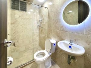 a bathroom with a toilet and a sink and a mirror at Las Palmas Paraíso Ricaurte in Ricaurte +8 photos