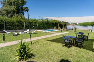 a backyard with a table and chairs and a pool at Piedras Moras cabañas in Almafuerte