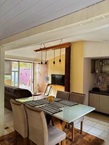 a dining room with a table and chairs at Espaço Augusto in Barreirinhas