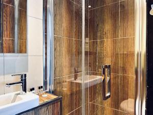 a bathroom with a shower and a sink at Guest And The City in Brighton & Hove +41 photos