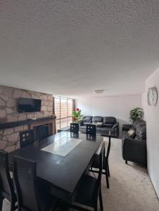 a living room with a table and a couch at Casa Amari - Para 17 Personas - Grupos y Eventos in Morelia