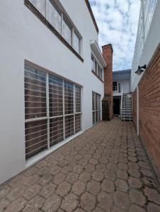 an empty driveway in front of a white building at Casa Amari - Para 17 Personas - Grupos y Eventos in Morelia