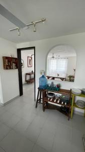 ein Wohnzimmer mit einem Tisch und einem Spiegel in der Unterkunft Mi Refugio Dive House in Cozumel