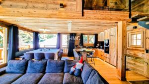 a living room with a couch and a table at Ski Bob accès direct pistes jacuzzi privé in Bolquere Pyrenees 2000