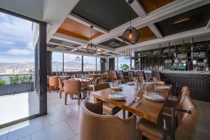 un ristorante con tavoli e sedie e una grande finestra di Hotel Nuve Torreón a Torreón