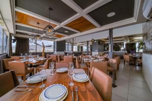 una sala da pranzo con tavoli e sedie in legno di Hotel Nuve Torreón a Torreón Altre 16 foto