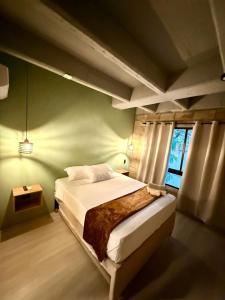 a bedroom with a bed and a window at Aira Hotel in Coveñas