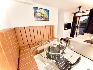 a living room with a glass table and a couch at APT Moderno com muitos itens , 3 quartos e 2 vagas de garagem in Ponta Grossa