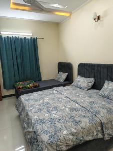 ein Schlafzimmer mit einem Bett und einer Couch in der Unterkunft IsLodge in Islamabad