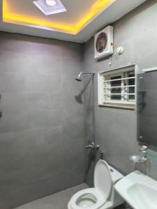 ein Badezimmer mit Toilette und Waschbecken in der Unterkunft IsLodge in Islamabad + 7 Fotos