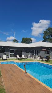 ein Swimmingpool vor einem Haus in der Unterkunft Refúgio Ibiúna in Ibiúna