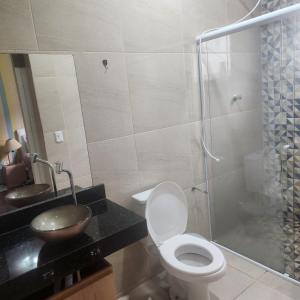 ein Badezimmer mit Toilette, Waschbecken und Dusche in der Unterkunft Refúgio Ibiúna in Ibiúna + 24 Fotos