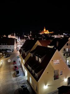 a view of a city at night with buildings at Historischer Stadtturm Fürstentor Greding in Greding