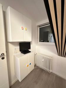 a small room with white cabinets and a window at Fewo Andresen Hahnenklee in Hahnenklee-Bockswiese