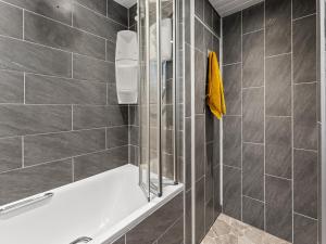 a bathroom with a shower and a bath tub at Churchill Apartment- 4 Beds- Free Parking- Near NEC BHX & HS2 in Coleshill