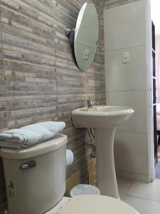 Um banheiro em Hotel Residencial Alfa