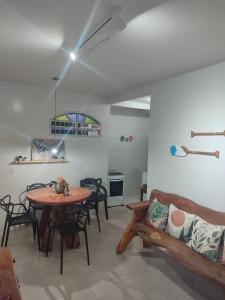 a living room with a table and a couch at Casa c 3 Suítes 4 banheiros 4 quartos climatizados a passos da Praia, Centro e comércios in Alcobaça
