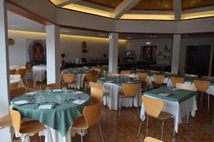 a banquet hall with tables and chairs with green tablecloths at INATEL Castelo De Vide Hotel in Castelo de Vide