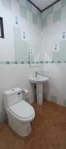 a bathroom with a toilet and a sink at Jeab Villa Kohphangan in Ko Phangan