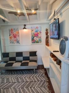 a living room with a couch and a tv at Apartamento Villa Amanecer in Villarrica