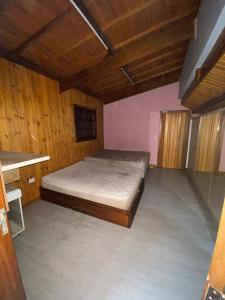 a bedroom with a bed and a desk in it at Sítio encantador com piscina e lazer completo in São Roque +19 photos