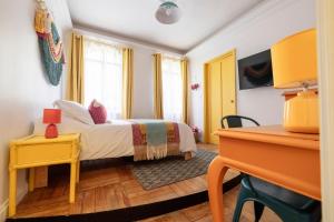 a bedroom with a bed and a desk at Lofts Álvaro Obregón in Mexico City