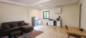 a living room with a couch and a kitchen at Jeab Villa Kohphangan in Ko Phangan