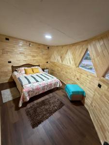 a bedroom with a bed and a window at Domo loft puacura - tinaja disponible in Castro
