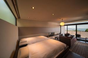 a hotel room with a bed and a balcony at SEKIYA RESORT Terrace Midoubaru in Beppu