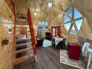 a room with a staircase in a tiny house at Cabaña Dalcahue Avenida Mocopulli in Dalcahue