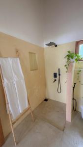 a room with a bathroom with a white wall at Villa Palm in Rekawa