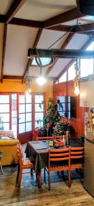a living room with a table and a kitchen at La Casa de los Cactus in Coquimbo