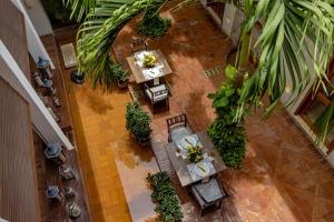 an overhead view of a restaurant with tables and chairs at Hotel Quadrifolio in Cartagena de Indias