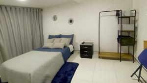 a bedroom with a bed and a mirror at Turismo y Comercio a 5min I Ubicación estratégica in Manizales