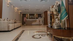 a living room with a couch and a table at دار السناء للشقق المخدومة Dar Al Sanaa Serviced Apartments in Jeddah