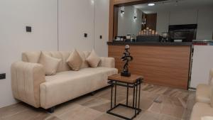 a living room with a couch and a counter at دار السناء للشقق المخدومة Dar Al Sanaa Serviced Apartments in Jeddah